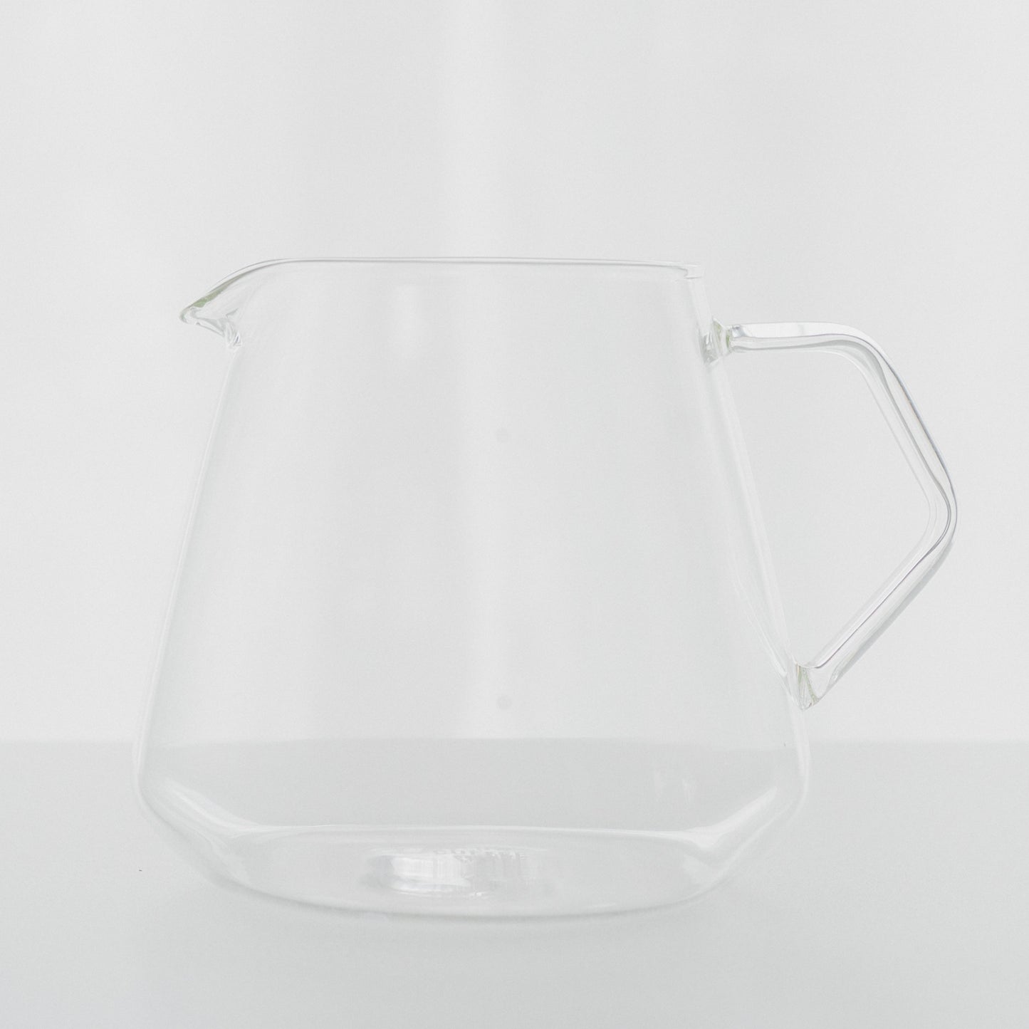 Carafe Kinto en verre 600ml posée sur un plan de travail
