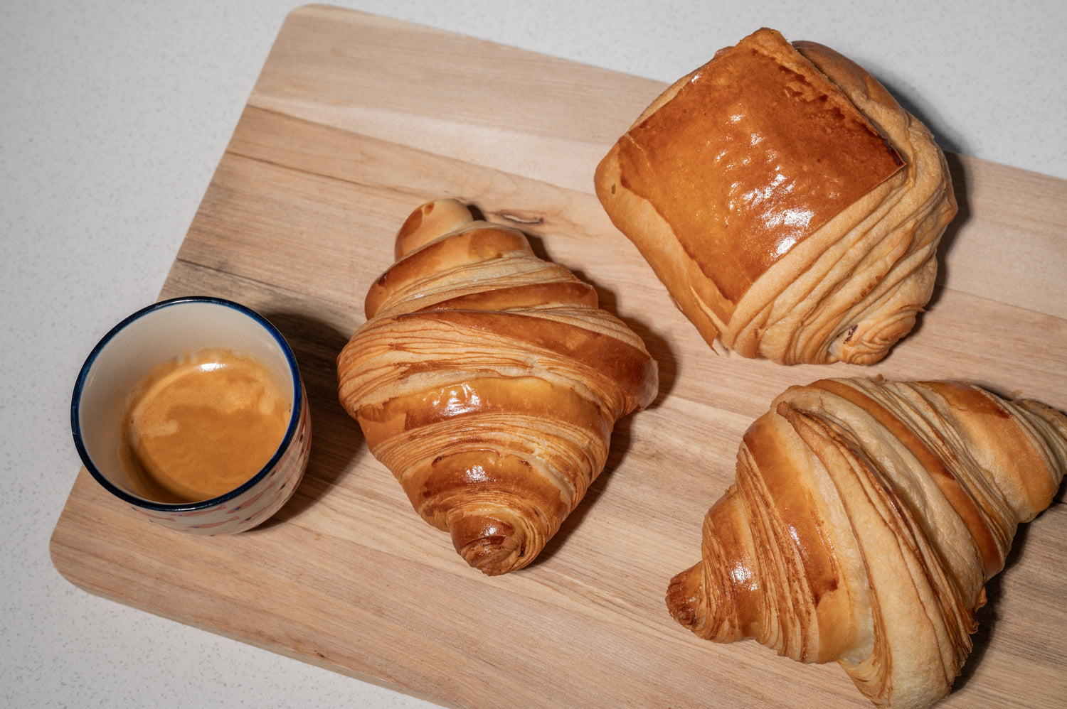 Espresso accompagné de viennoiseries en boulangerie