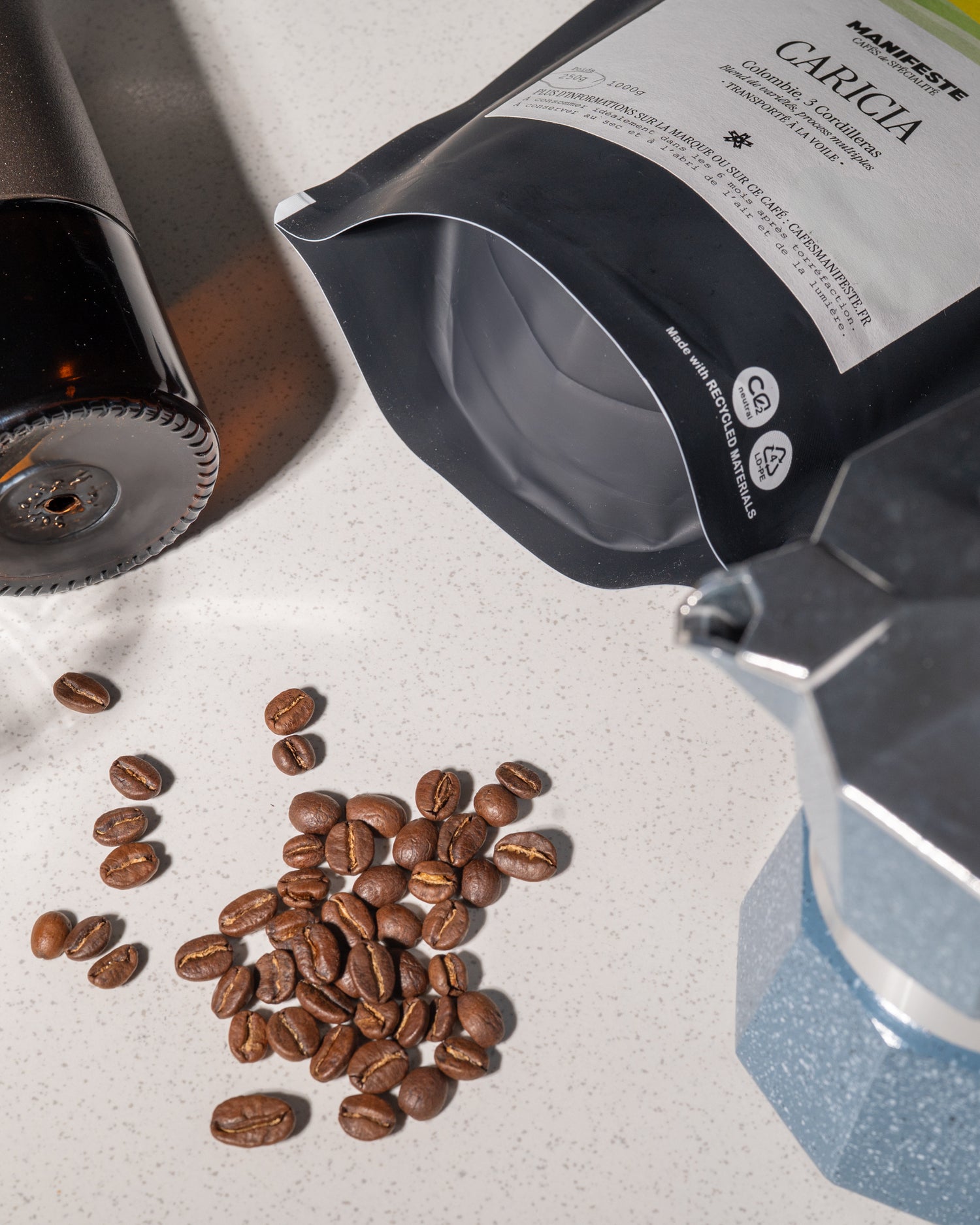 grains de café posés sur plan de travail
