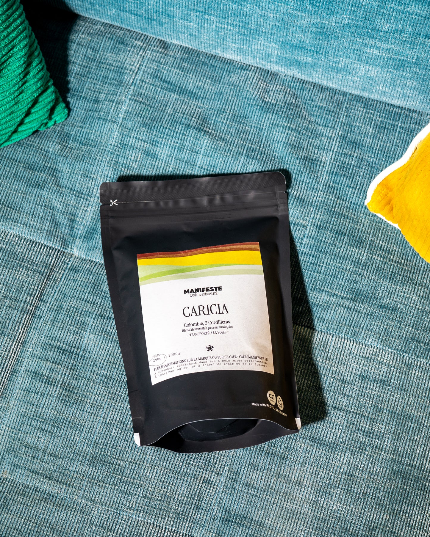 sachet de café espresso manifeste caricia posé sur un canapé