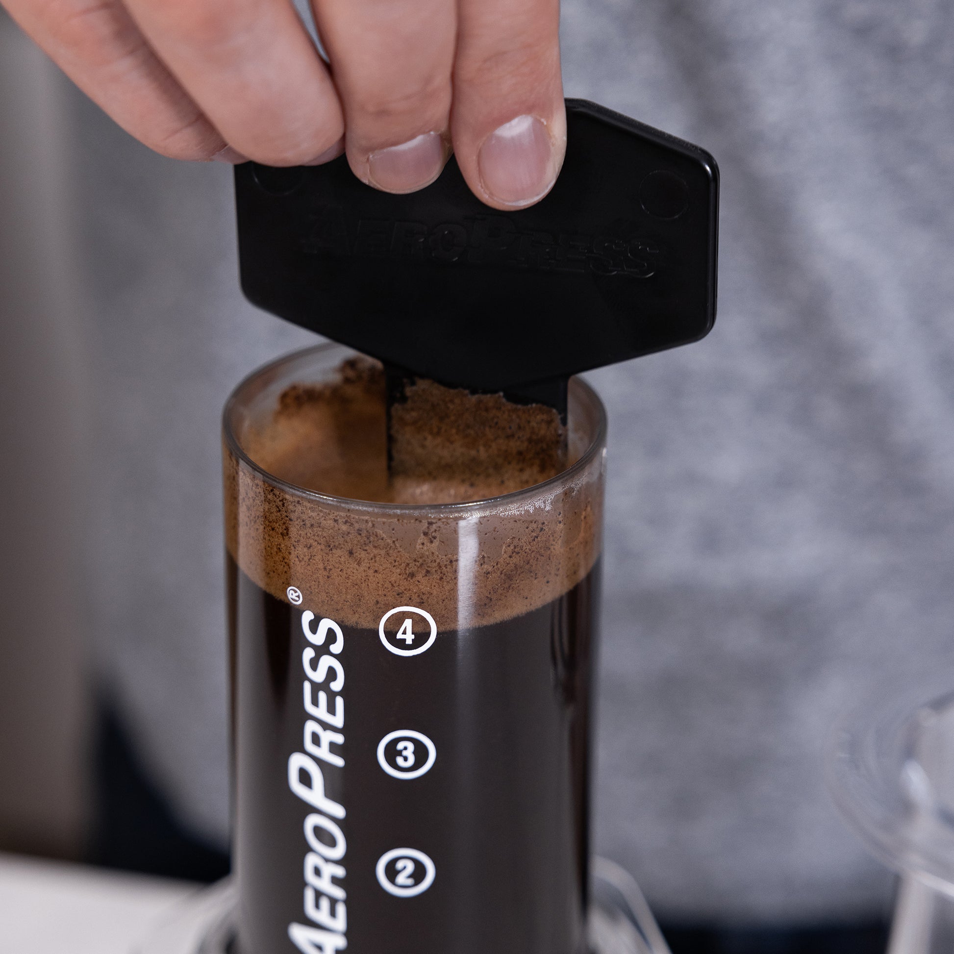 Mélange du café lors d'une préparation en aeropress