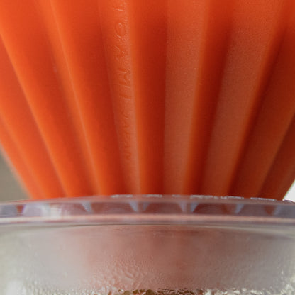 gravure origami japan sur le côté du dripper orange