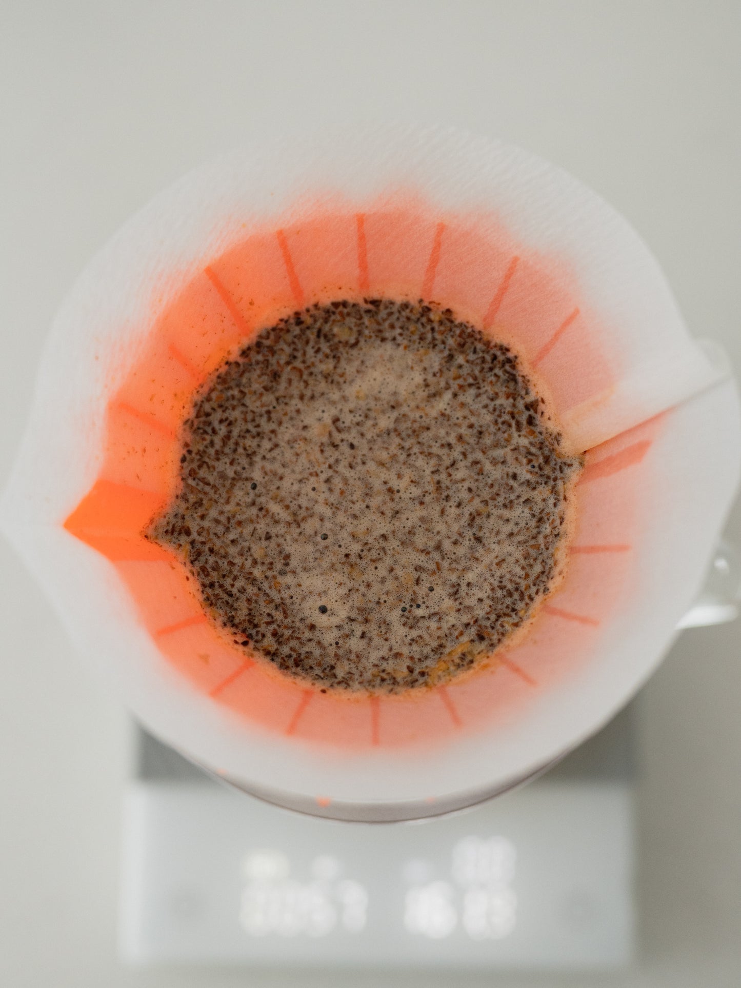 extraction de café brio de manifeste en origami vue du dessus sur balance timemore basic blanche