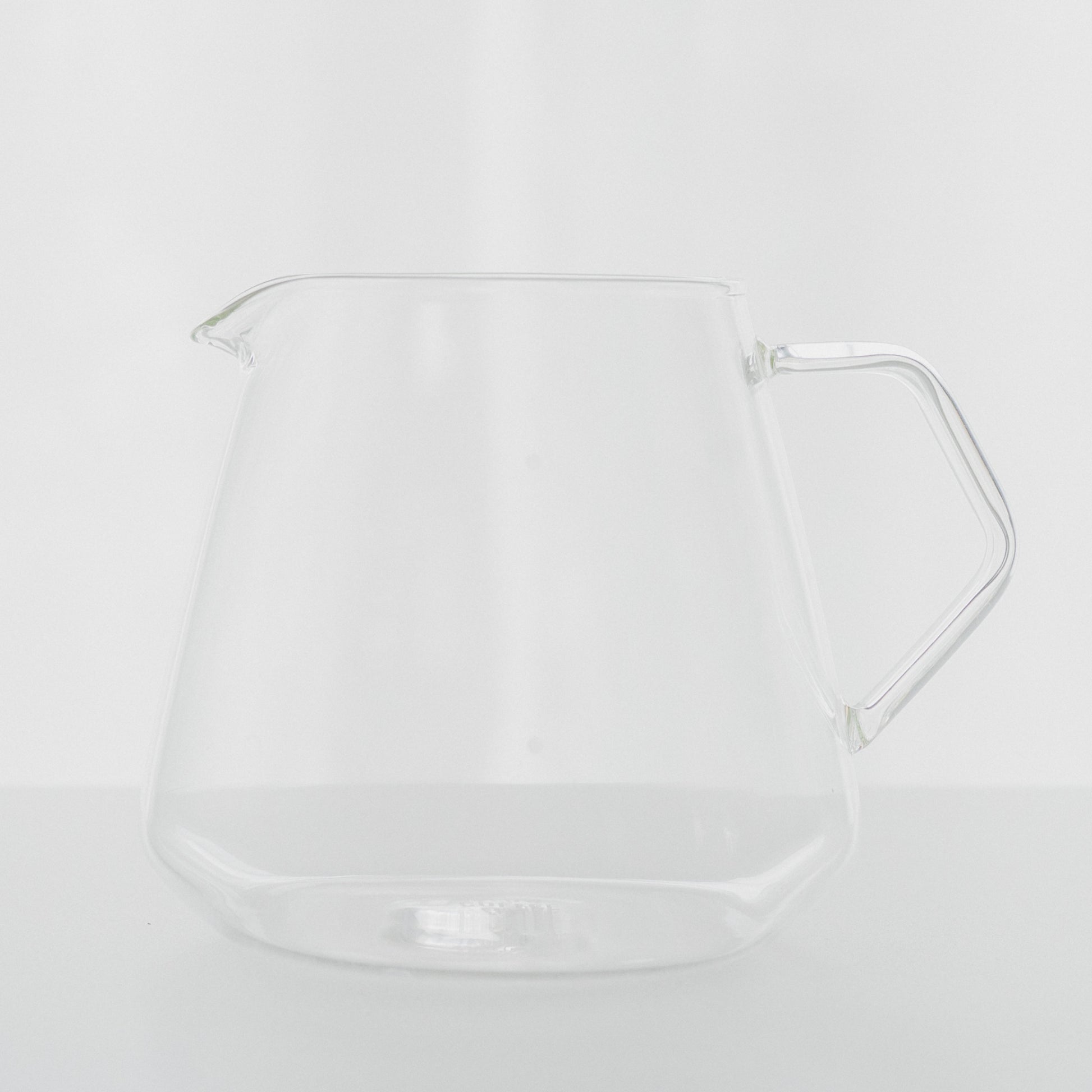 Carafe Kinto en verre 600ml posée sur un plan de travail