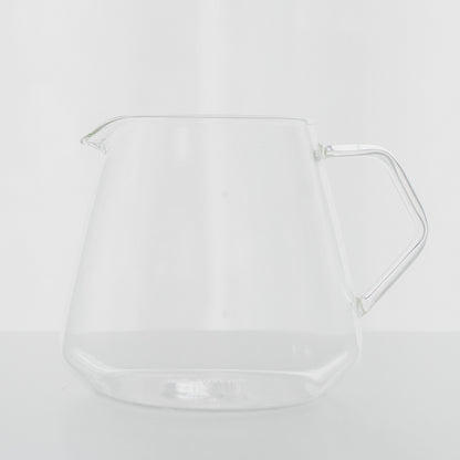 Carafe Kinto en verre 600ml posée sur un plan de travail