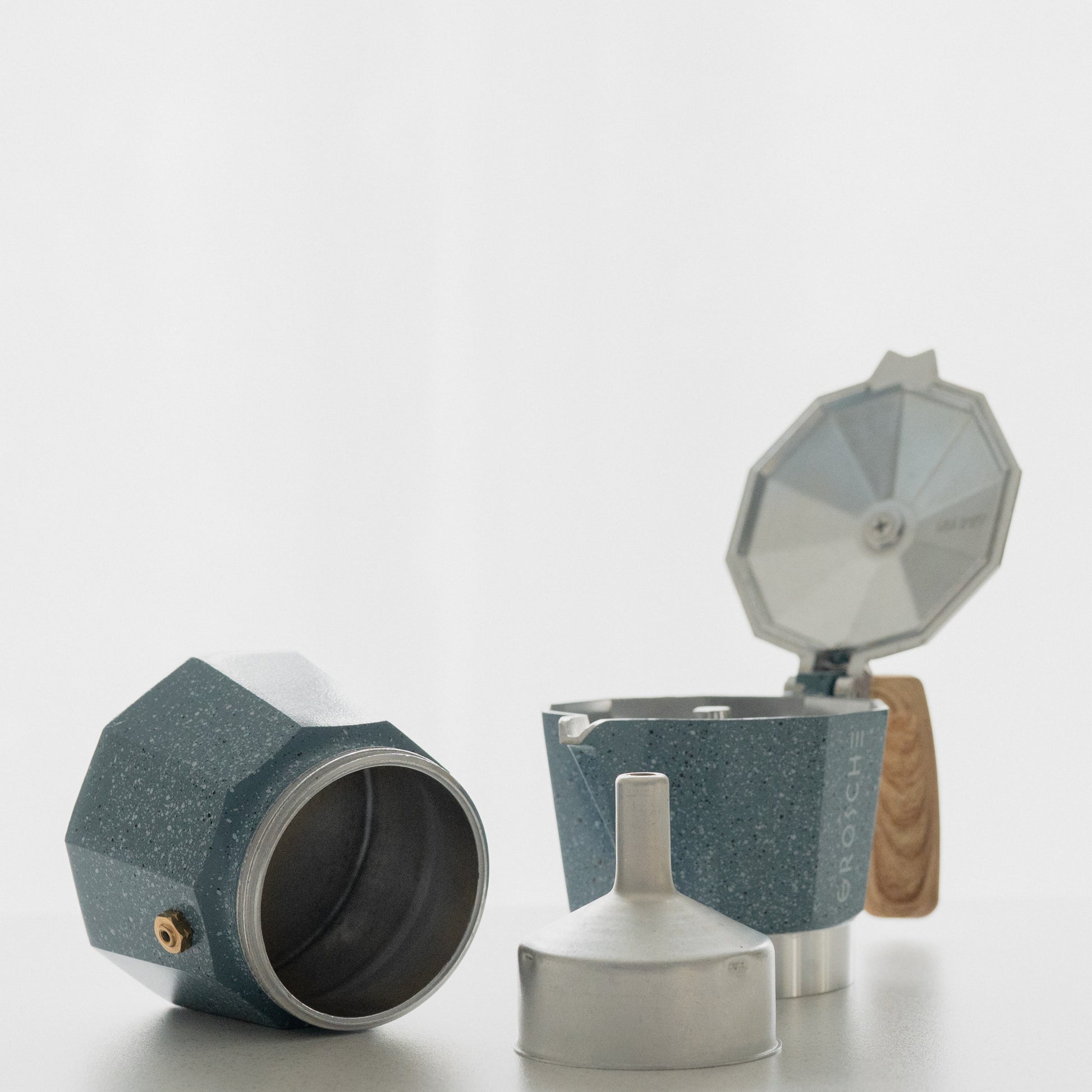 Les différentes pièces qui composent la cafetière moka Grosche bleue