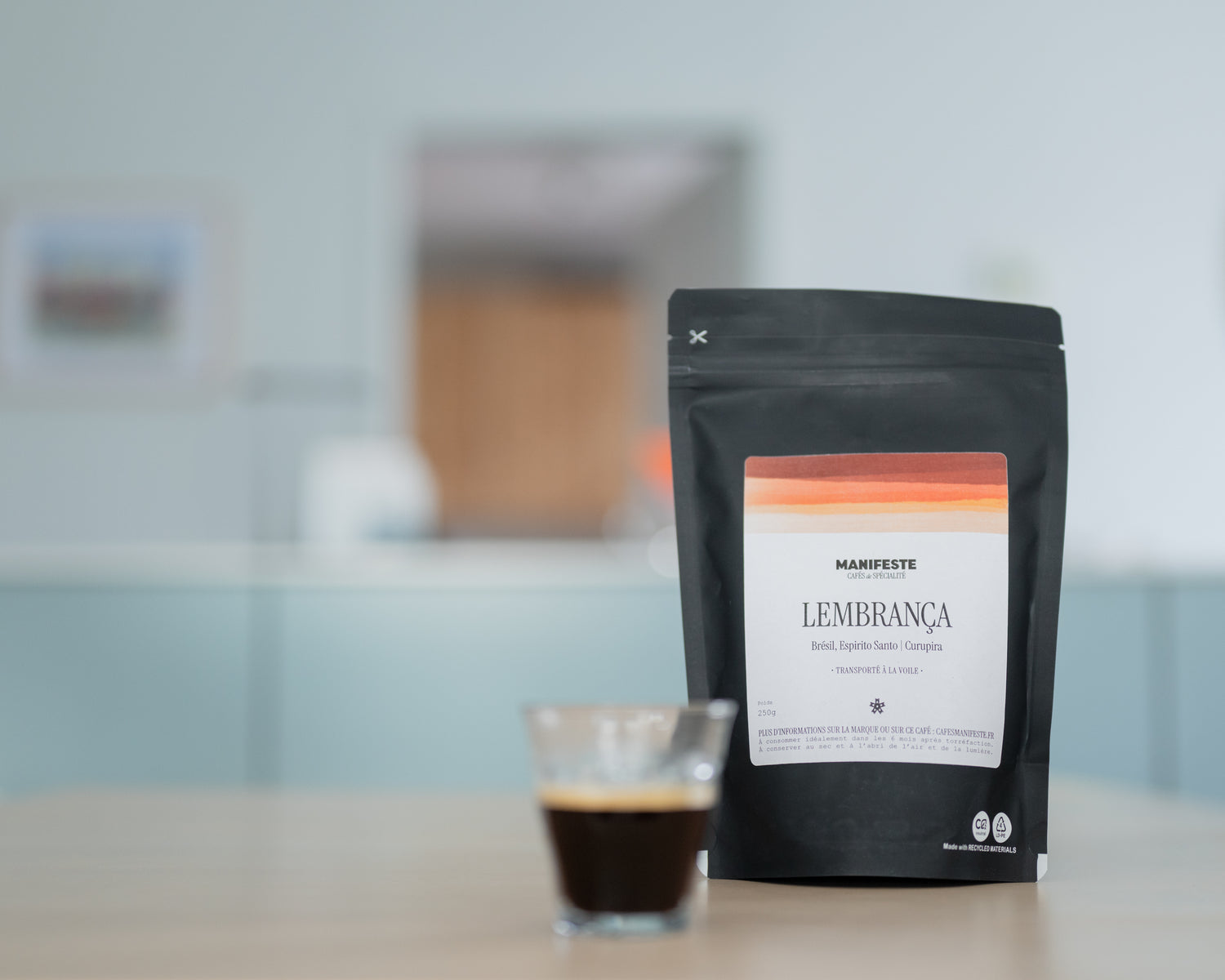 sachet de café espresso lembrança et une tasse à café espresso