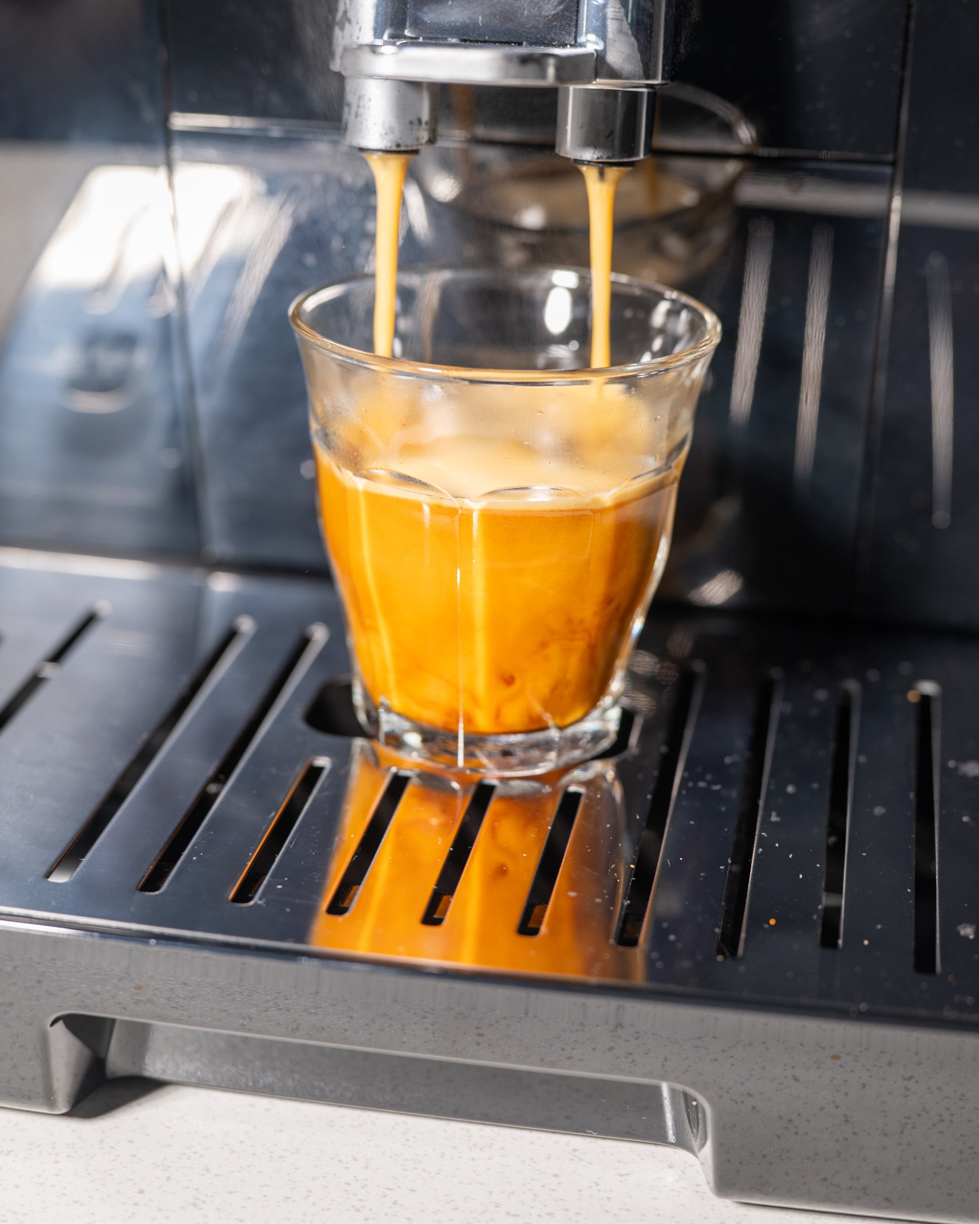 café espresso manifeste qui coule d'une machine De'Longhi Dinamica