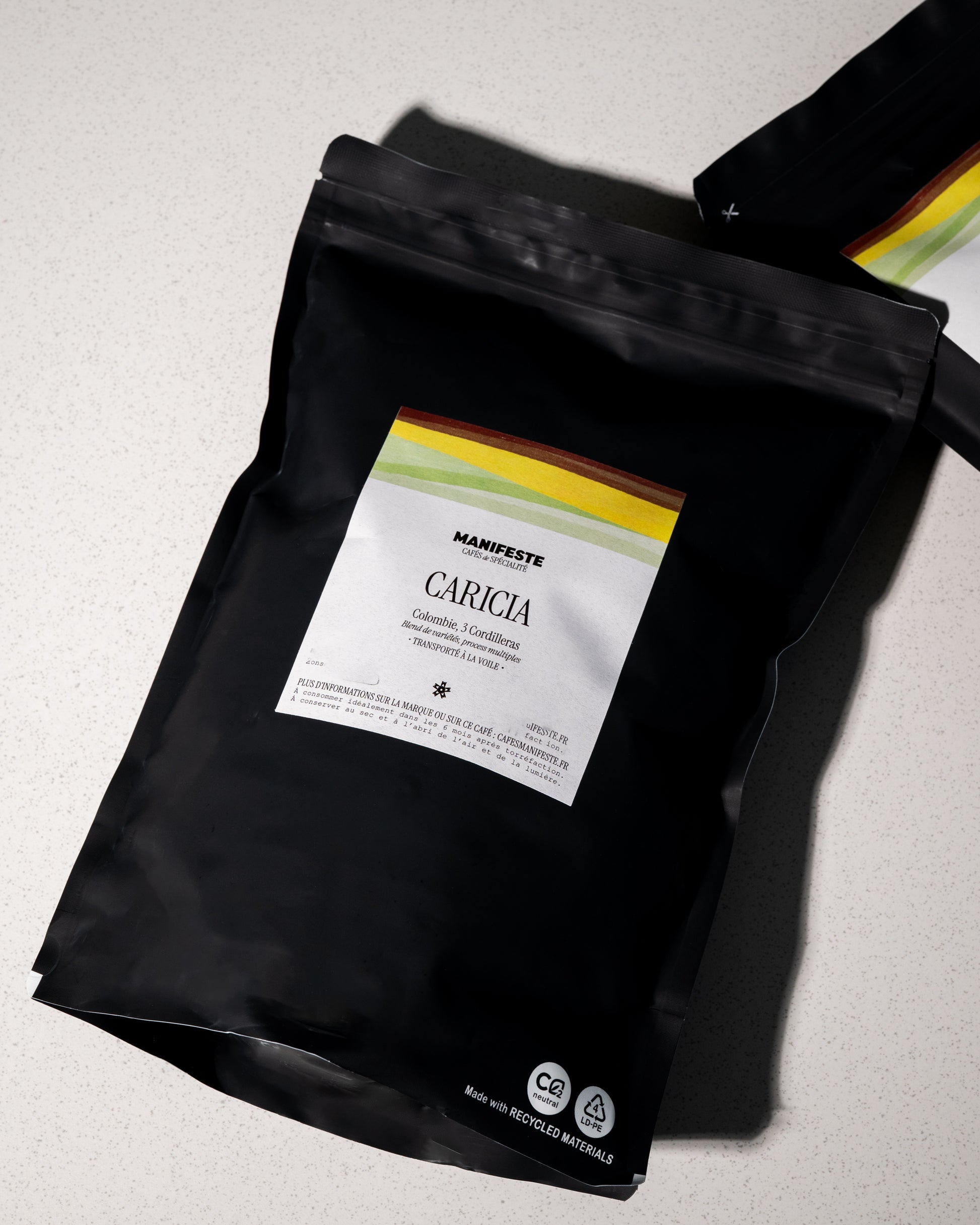 sachet de café caricia de 1kg posé sur un plan de travail