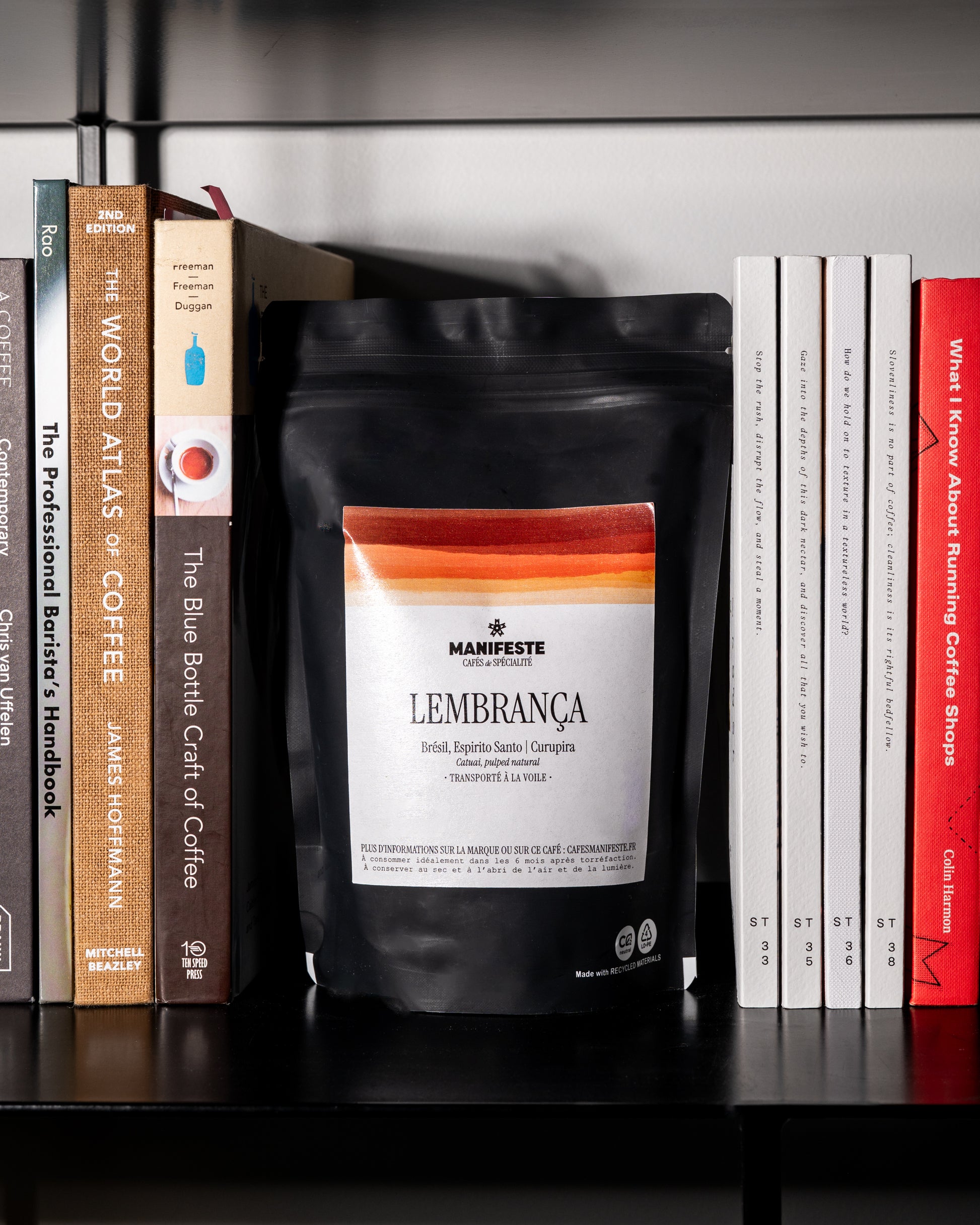 sachet de café lembrança espresso de manifeste posé dans une bibliothèque