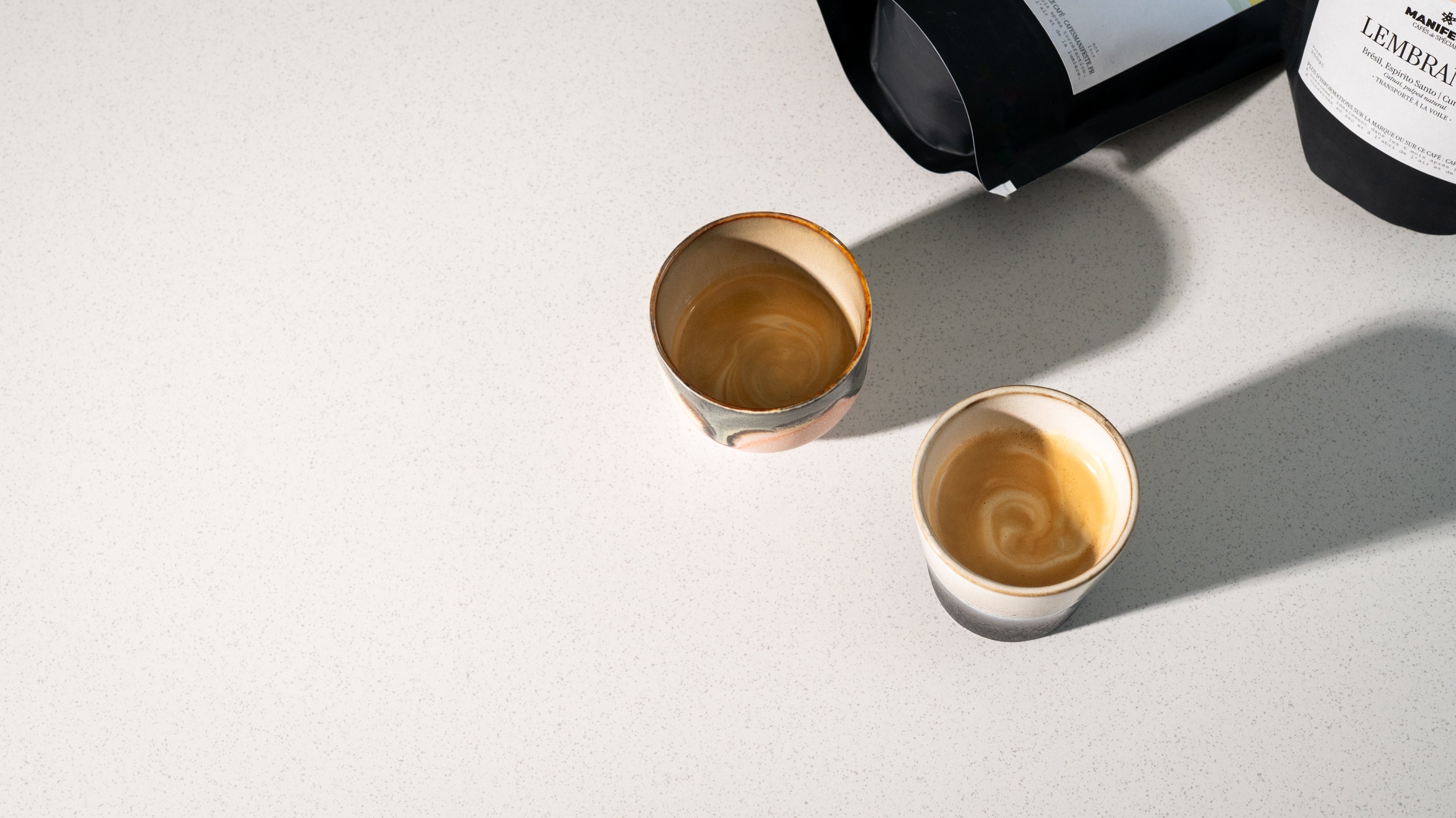 Espresso et café long préparés avec les cafés de spécialité Manifeste.
