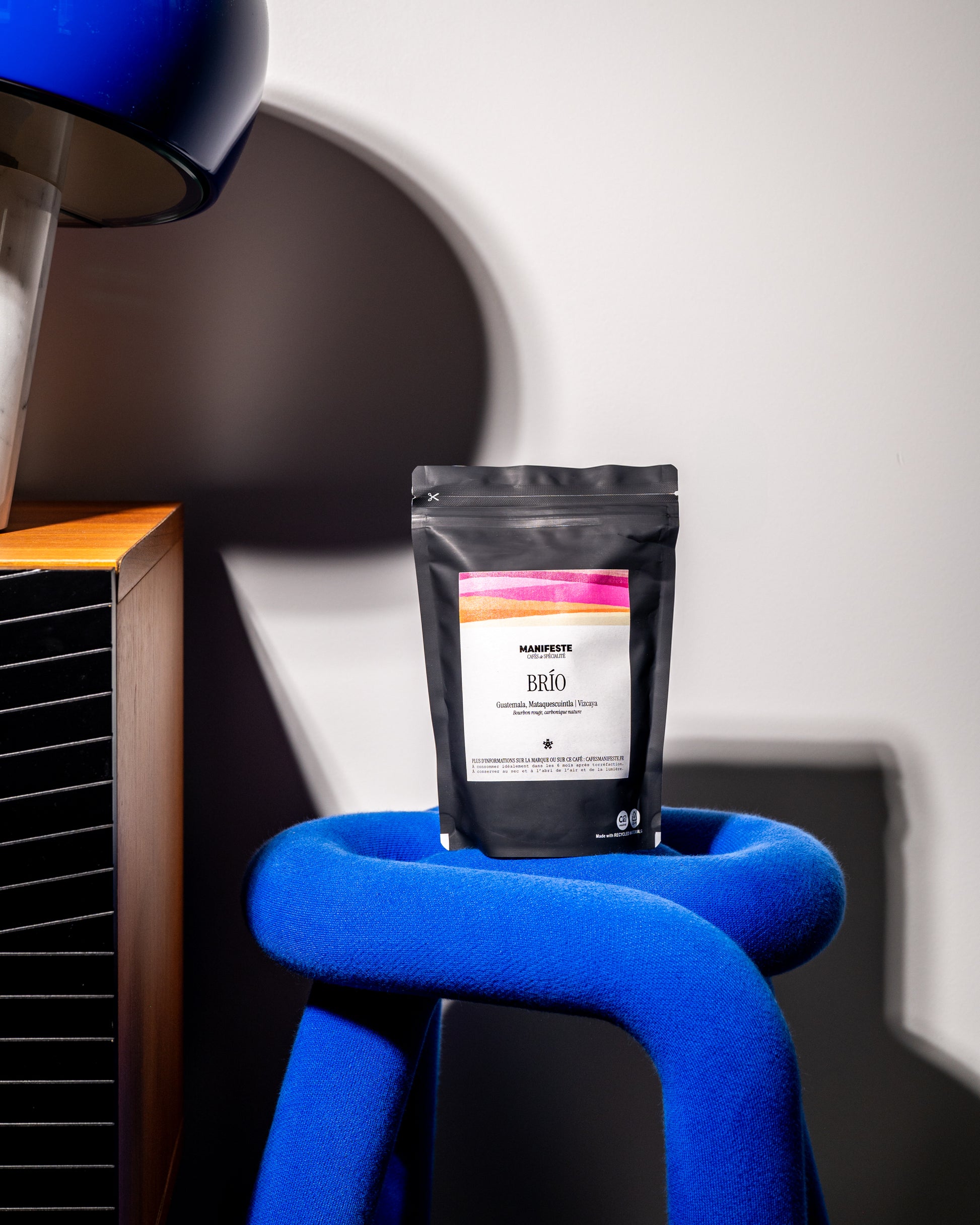 sachet de café filtre brio de manifeste posé sur un tabouret
