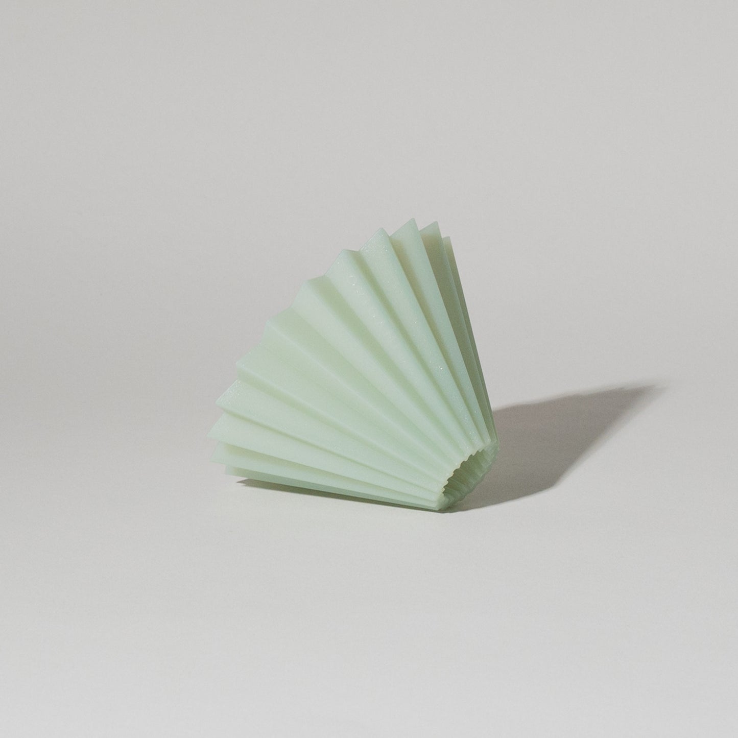 Dripper origami air vert pastel posé sur le côté